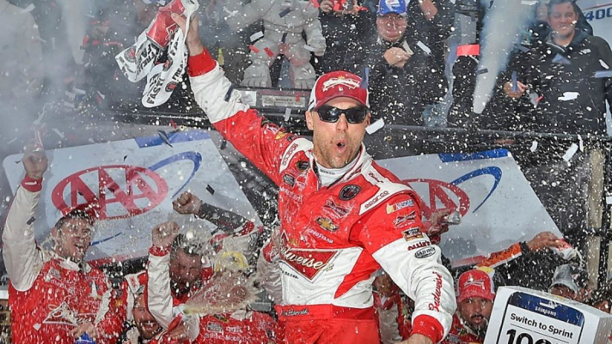 Harvick dominates to stay in Chase as Johnson eliminated
