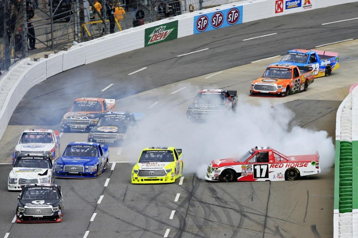Gordon clinches season finale spot with Martinsville win