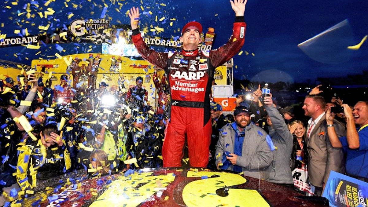 Gordon clinches season finale spot with Martinsville win