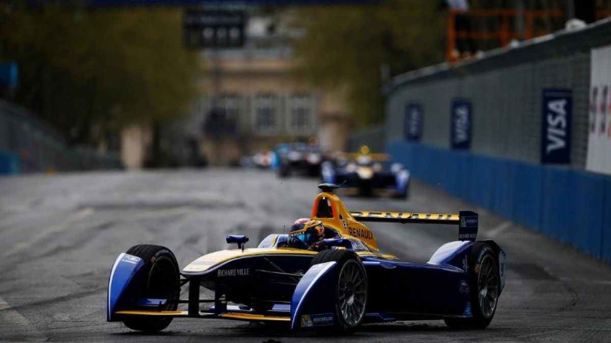 How do you drive a Formula E car?