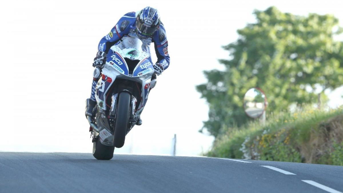 TT 2016: Hutchinson breaks 130mph to put down marker