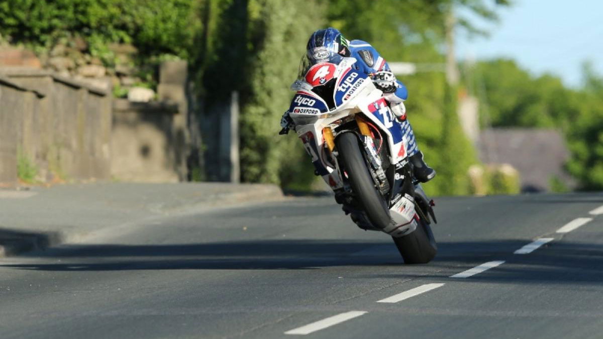 TT 2016: Hutchy doubles up with Superstock win