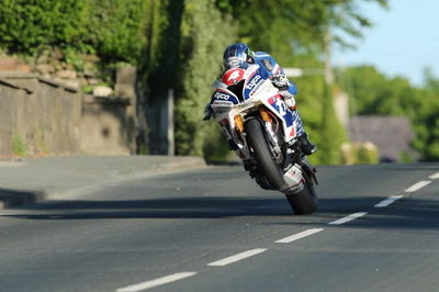 TT 2016: Hutchinson breaks 130mph to put down marker