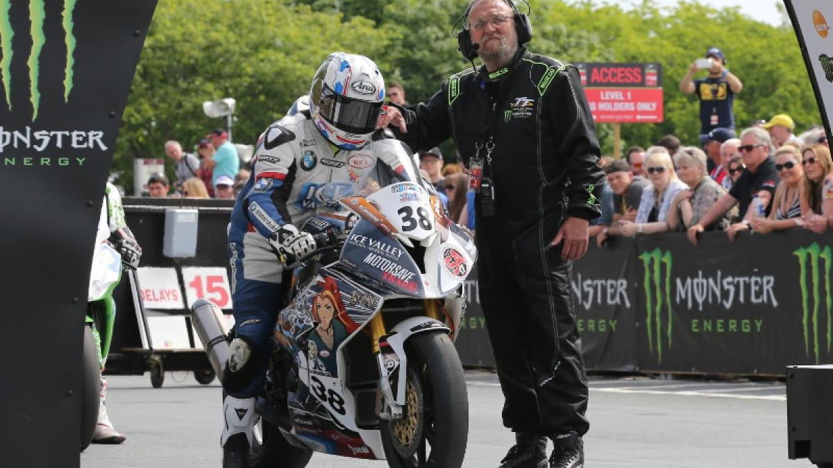 TT 2016: Paul Shoesmith killed in practice incident