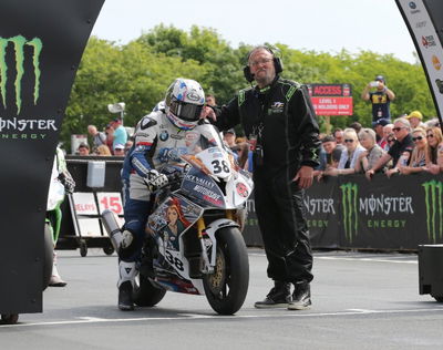 TT 2016: Hutchy fires in 130mph Superstock lap