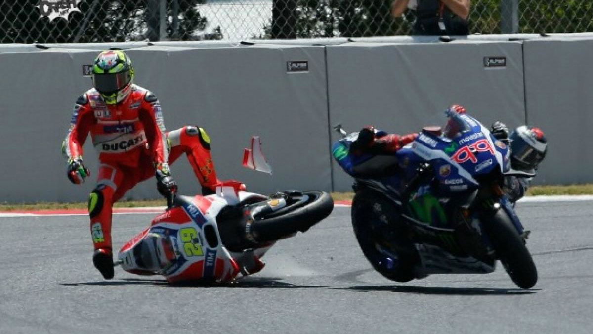 PICTURES: Iannone takes out Lorenzo