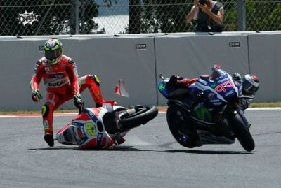 PICTURES: Iannone takes out Lorenzo