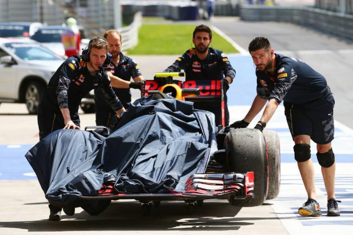 Mercedes calls for FIA to act on kerbs