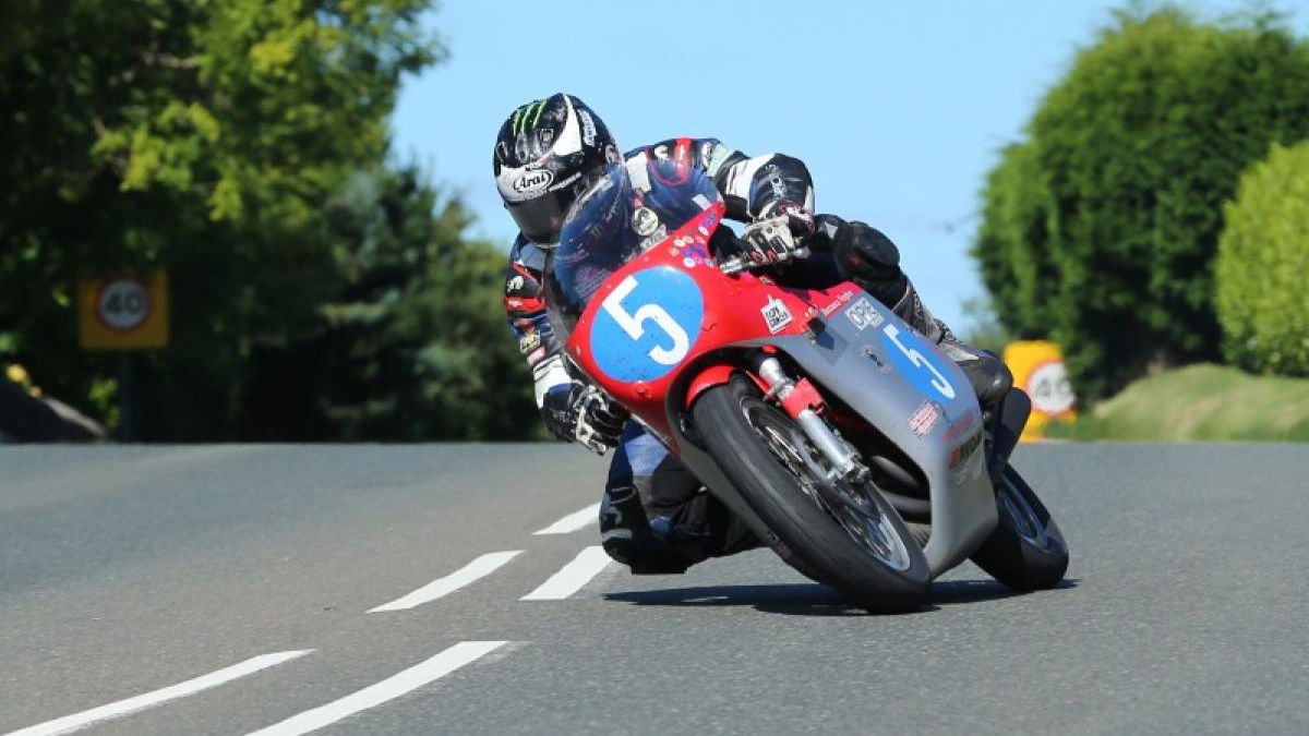 Classic TT: Dunlop edges Rutter in Junior race