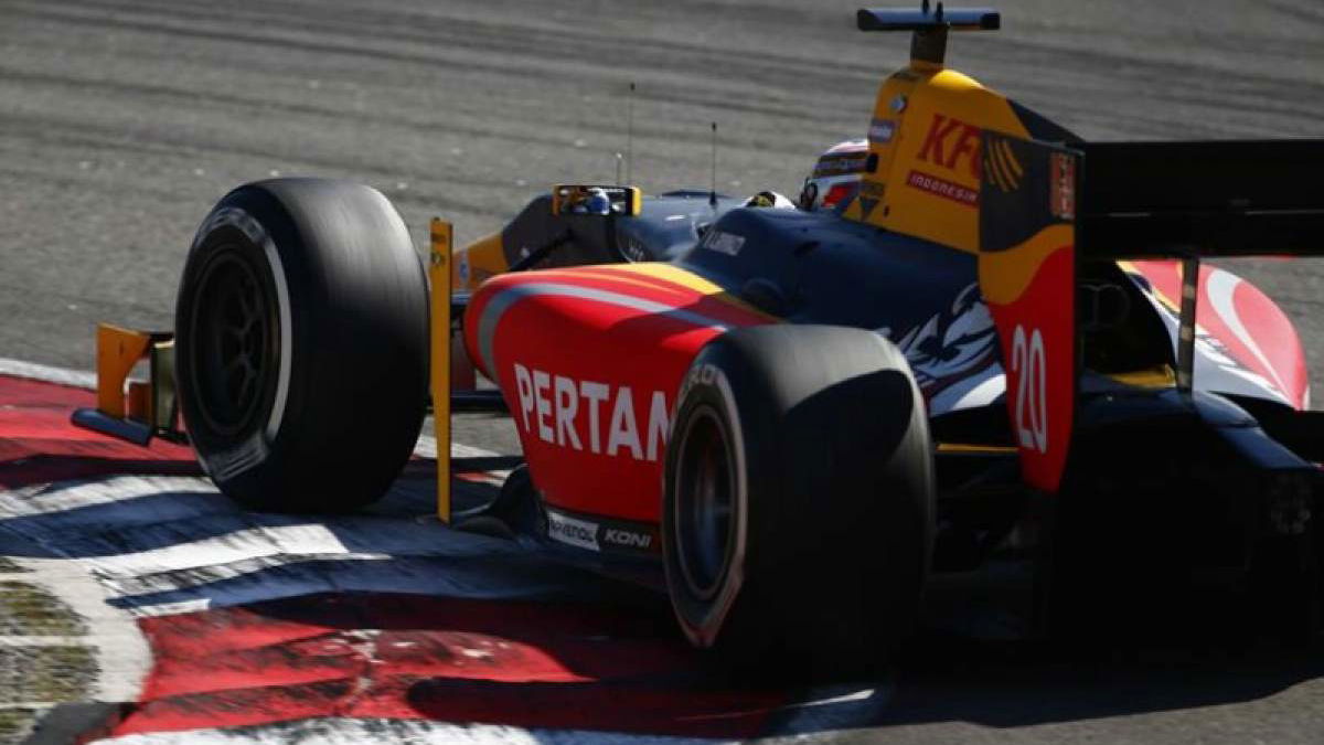 Giovinazzi wins to take series lead as Gasly toils