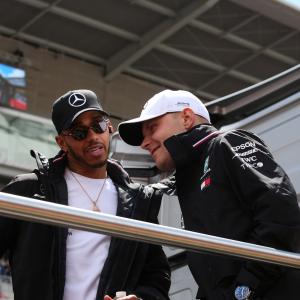 Hamilton mendominasi GP Spanyol karena perebutan ban merugikan Ferrari