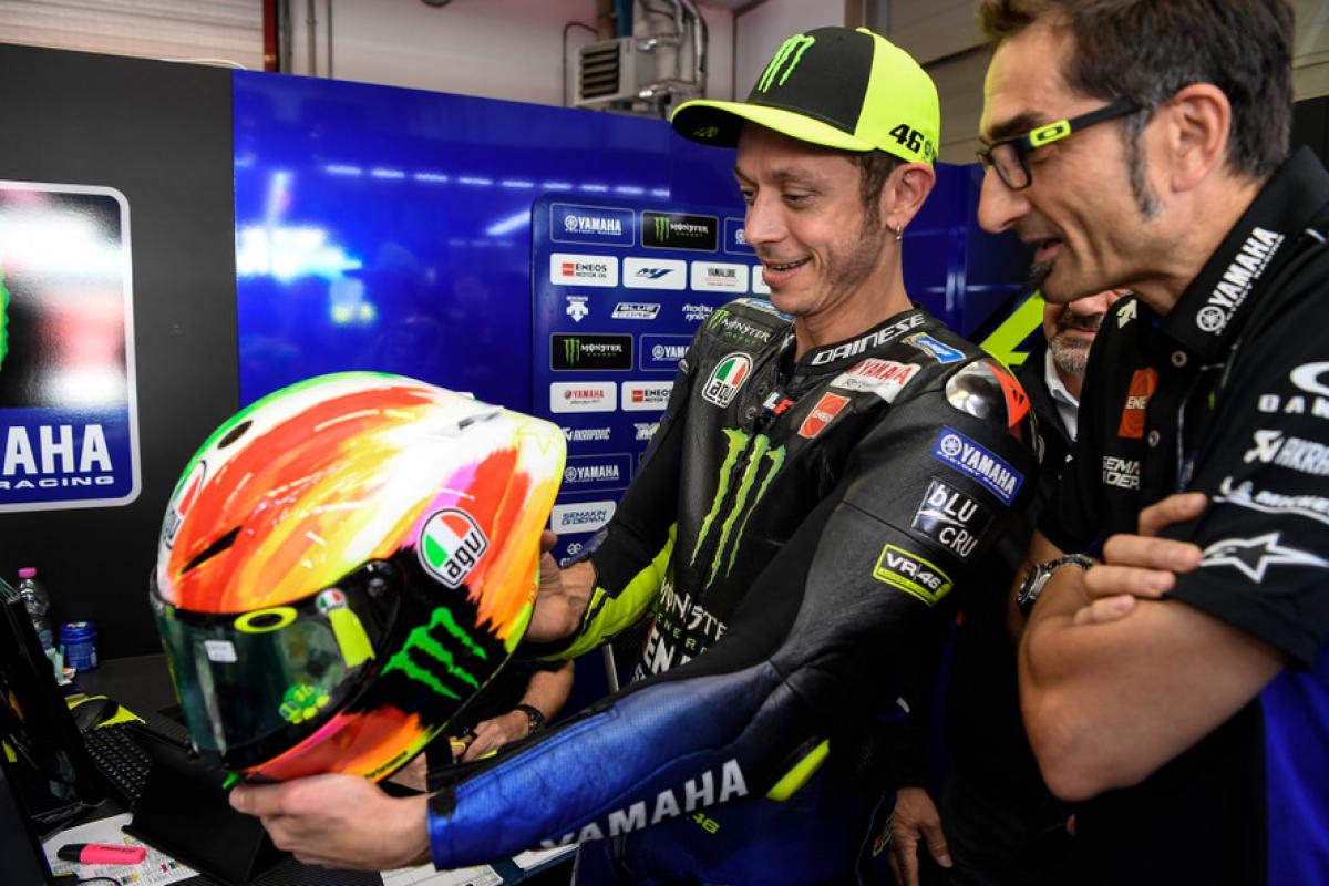 bryder daggry lommetørklæde Ikke vigtigt PICS: Valentino Rossi's 2019 Mugello helmet | MotoGP | News