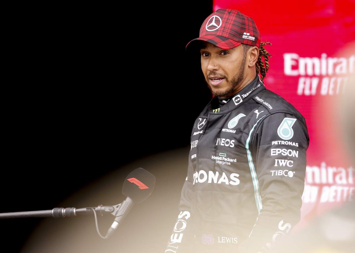 Lewis Hamilton signs new two-year Mercedes F1 deal