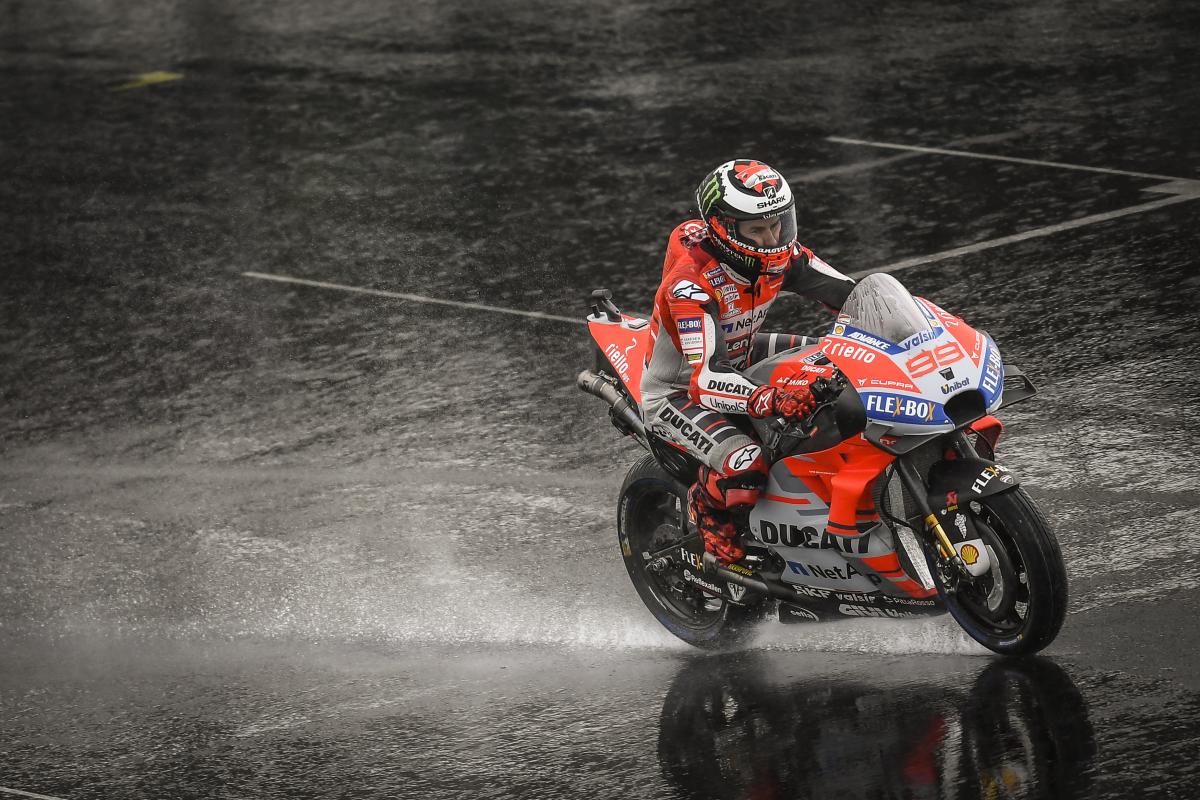 Chuva atrasa largada da MotoGP em Silverstone e corrida pode ser cancelada