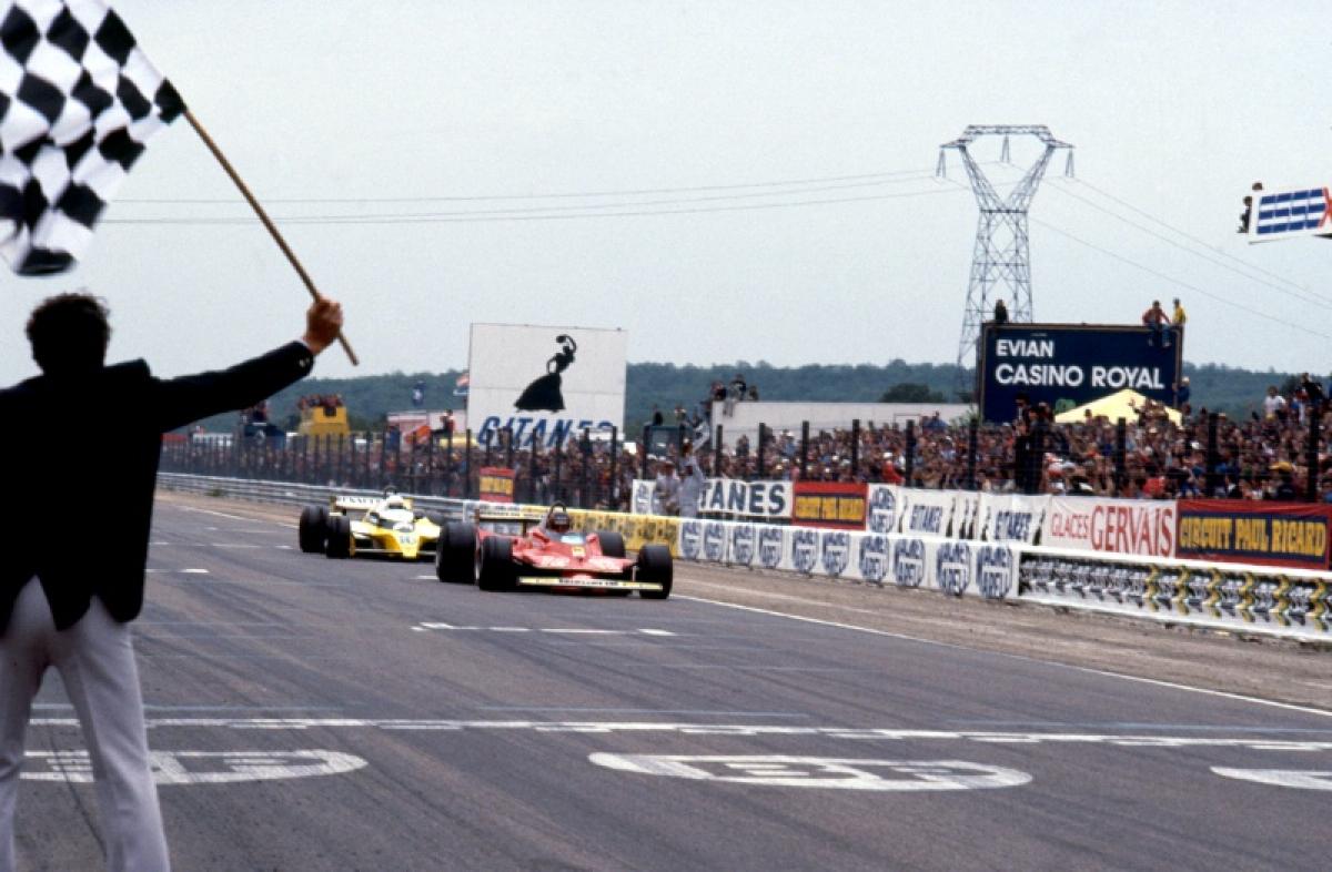 René Arnoux et Gilles Villeneuve, dans une lutte acharné pour la deuxième place du Grand Prix de France. Ce duel marquera à jamais l'histoire de la F1, tant la bataille en piste fut intense jusqu'au bout.
