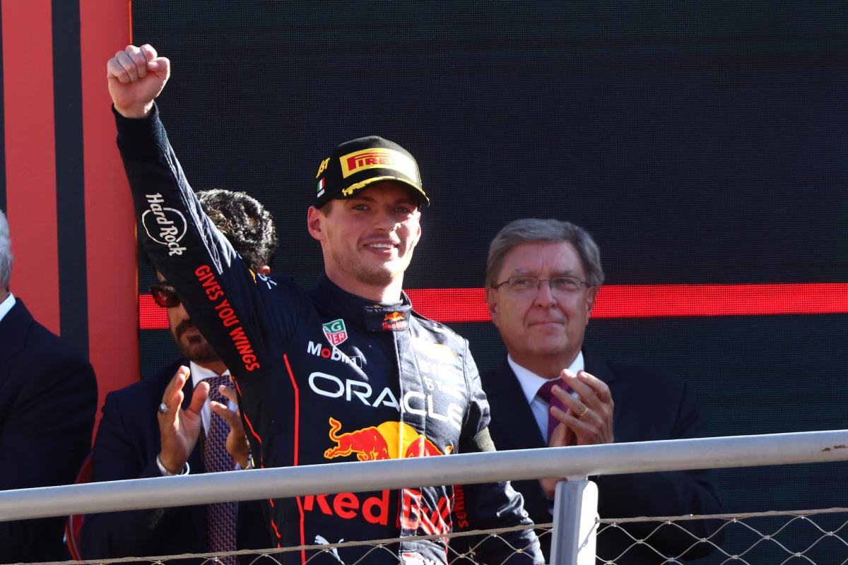 LOCALS DON'T LIKE MAX! During today's podium celebration it became quite  evident that the fans here at COTA are not fans of Max Verstappen…