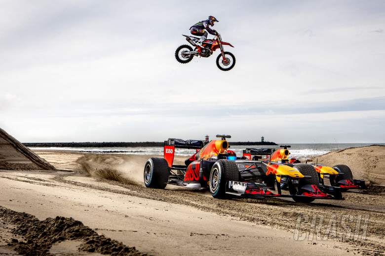PERHATIKAN Pembalap F1 Red Bull melakukan perjalanan darat Belanda