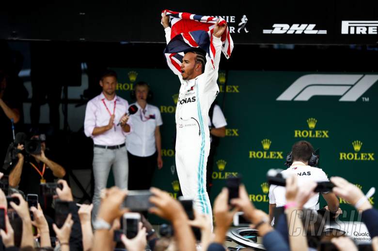 Hamilton mencetak rekor kemenangan GP Inggris ke-6 saat Vettel melawan Verstappen