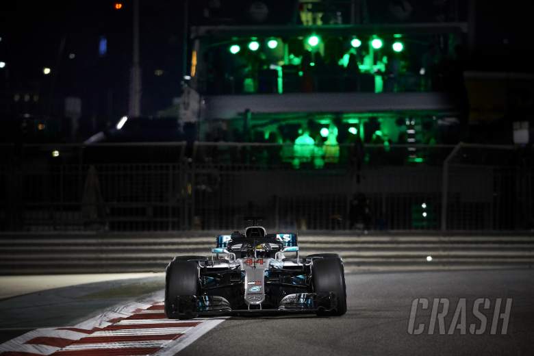Hamilton merebut tiang Abu Dhabi, Mercedes mengunci barisan depan