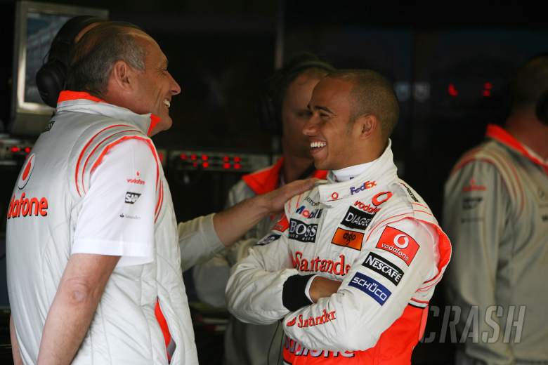 Gosip F1: Hamilton berterima kasih kepada Dennis setelah meraih gelar keenam