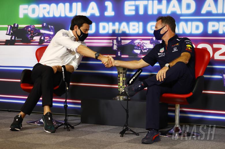 Wolff and Horner shake hands ahead of F1 title showdown