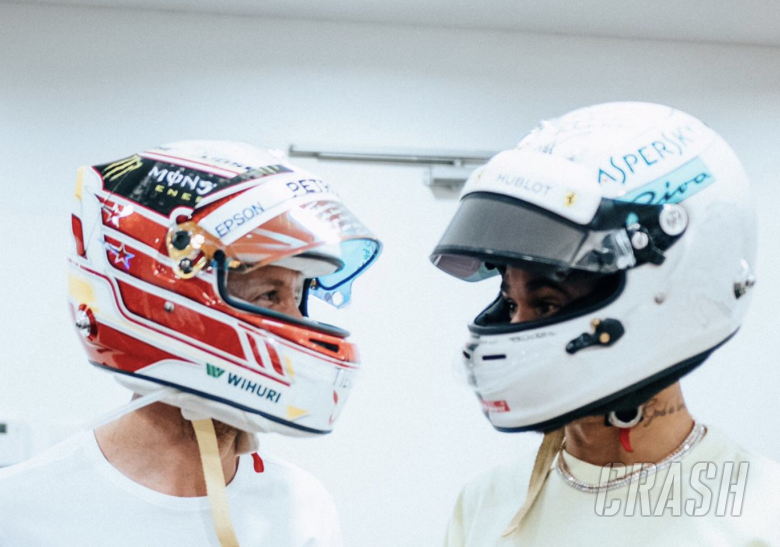 Hamilton dan Vettel bertukar helm F1 karena 'rasa hormat tertinggi'