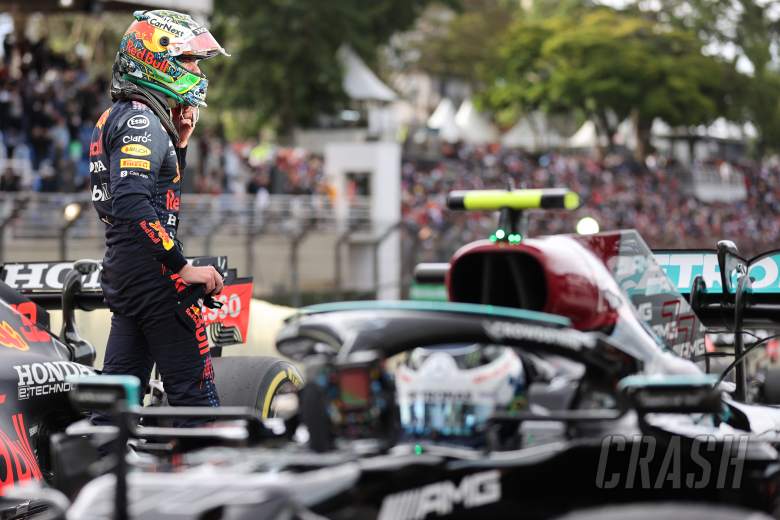 'Jelas ada sesuatu yang terjadi' dengan sayap belakang Mercedes F1 - Verstappen