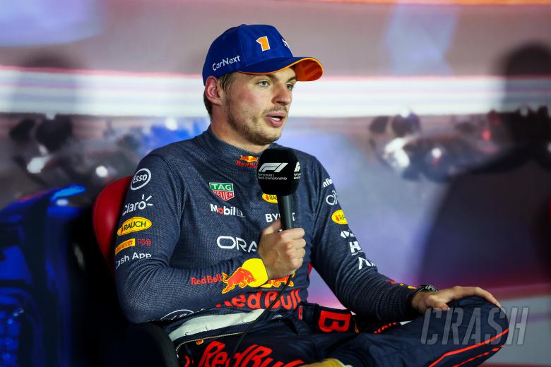Verstappen mengkritik penggemar 'bodoh' karena melemparkan suar ke trek F1