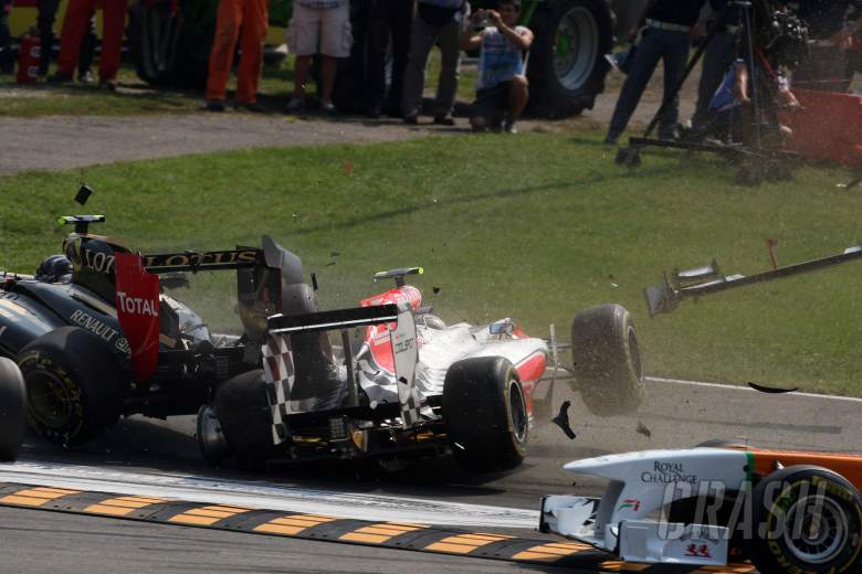 11.09.2011- Race, Crash, Vitantonio Liuzzi (ITA), HRT Formula One Team and Vitaly Petrov (RUS), Lotu