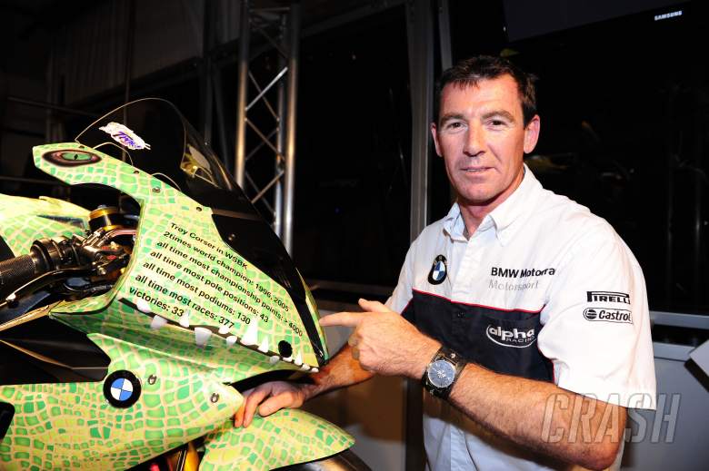 Corser, Leaving party, Crocodile paint scheme on BMW Race bike, Portuguese WSBK 2011