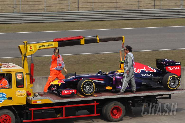 13.04.2013- Qualifying, The Red Bull Racing RB9 of Mark Webber (AUS) is recovered back to the pits o