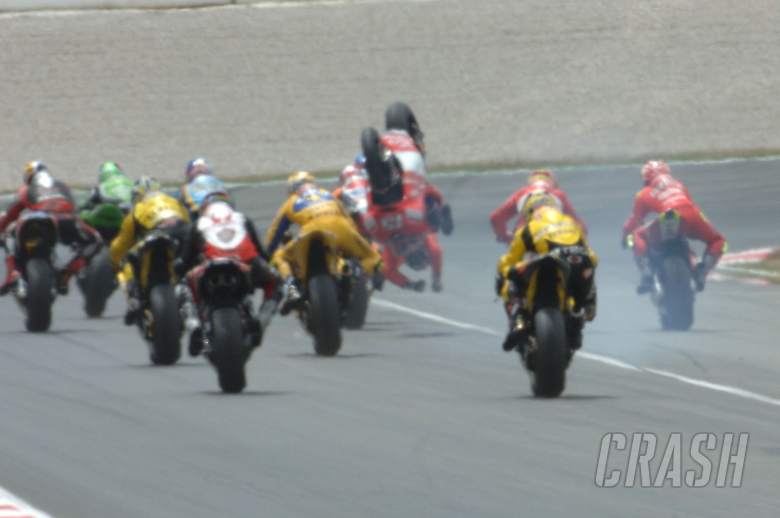 Gibernau flips at start of first corner crash, Catalunya MotoGP Race 2006