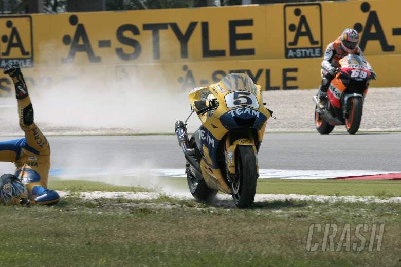 Edwards crashes within sight of victory, Hayden rejoins, Dutch MotoGP, 2006