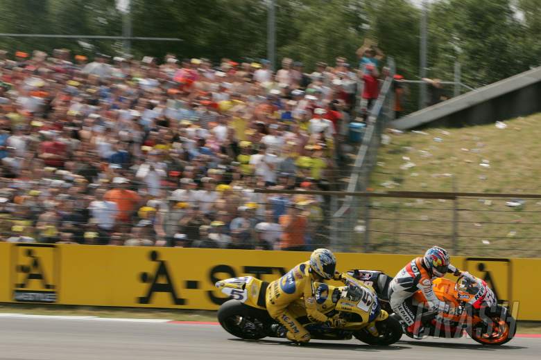Edwards and Hayden last corner, Dutch MotoGP Race 2006