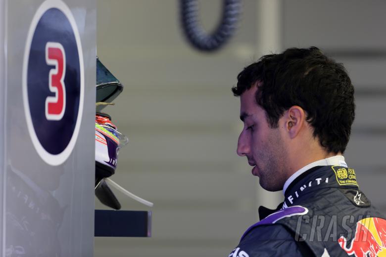 Exasperated Ricciardo 'banging head against the wall'