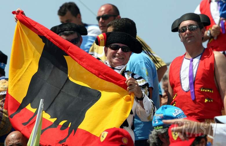 15.07.2006 Magny Cours, France,
Spanish Fans at the circuit - Formula 1 World Championship, Rd 11,