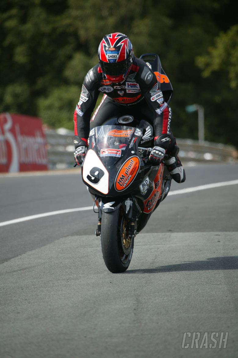 karl harris hm plant honda bsb 2006 celebrates by pulling a stoppie end of race 2 oulton park 23/07/