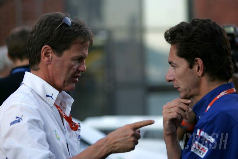 BP Ford boss, Malcolm Wilson chats to Kronos Citroen boss, Marc van Dalen World Rally of Finland, Wo