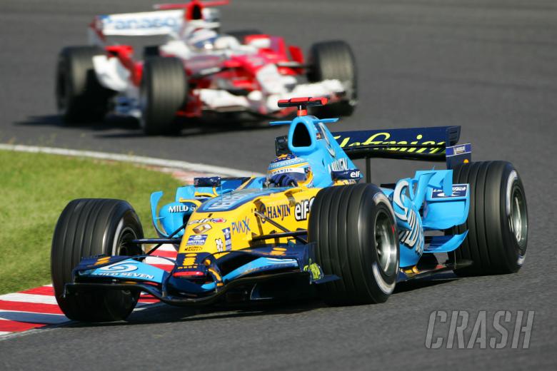 08.10.2006 Suzuka, Japan, Fernando Alonso (ESP), Renault F1 Team, R26 and Jarno Trulli (ITA), Toyota