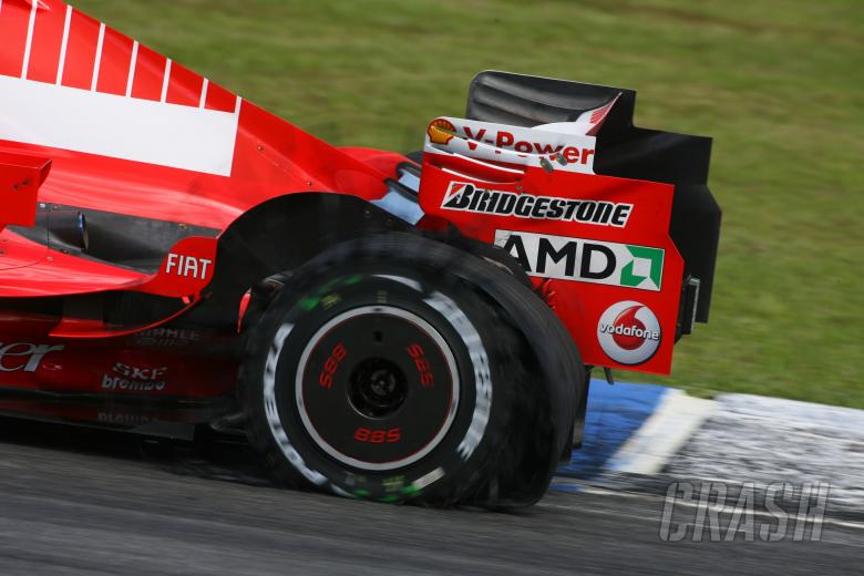 22.10.2006 Sao Paulo, Brazil, Michael Schumacher (GER), Scuderia Ferrari, F1 248, Tyre Puncture - Fo