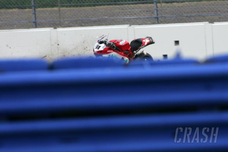 Leon Haslam (GBR), Airwaves Ducati, 999F07, 91, Superbike; Silverstone Friday Crash