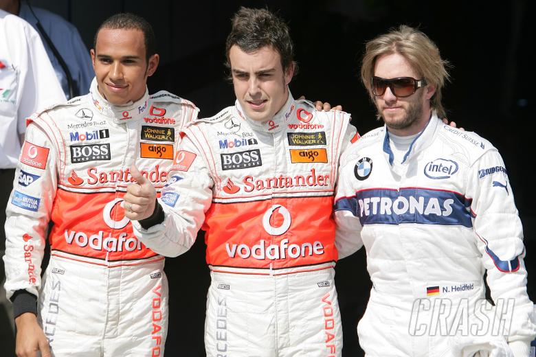 Lewis Hamilton (GBR) McLaren MP4/22, Fernando Alonso (ESP) McLaren MP4/22, Nick Heidfeld (GER) BMWSa
