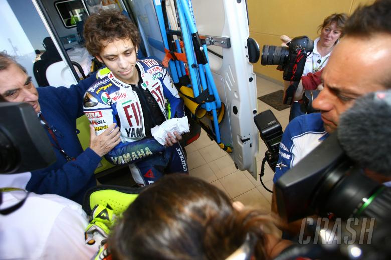 Rossi with injured hand, Valencia MotoGP 2007