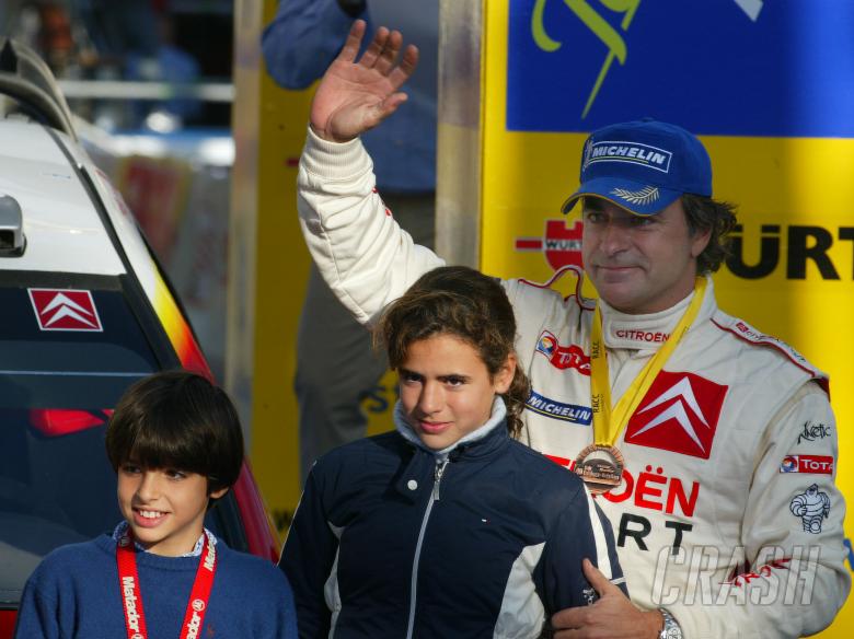 Carlos Sainz with his family on the podium in Spain