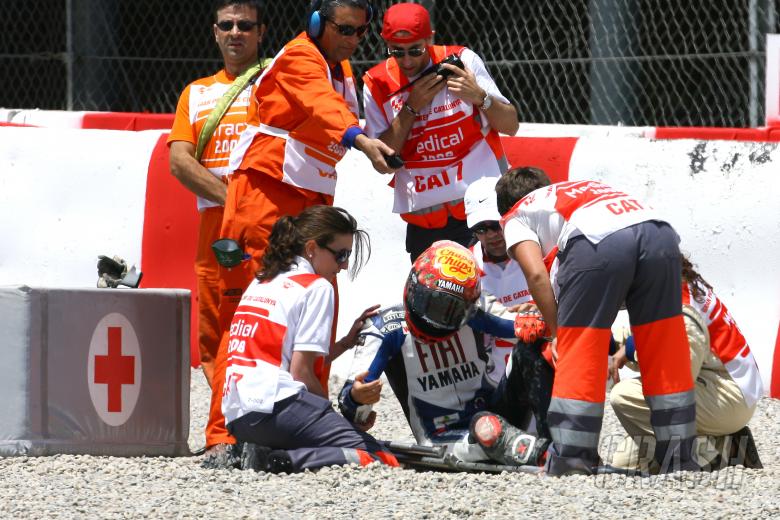 Lorenzo with injured hand after crash, Catalunya MotoGP 2008