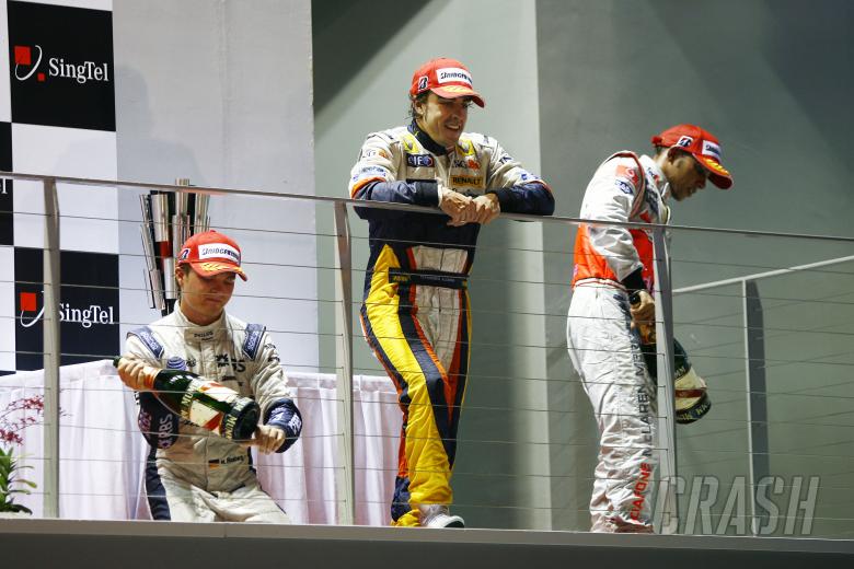Nico Rosberg (GER) Williams FW30, Fernando Alonso (ESP) Renault R28, Lewis Hamilton (GBR) McLaren MP