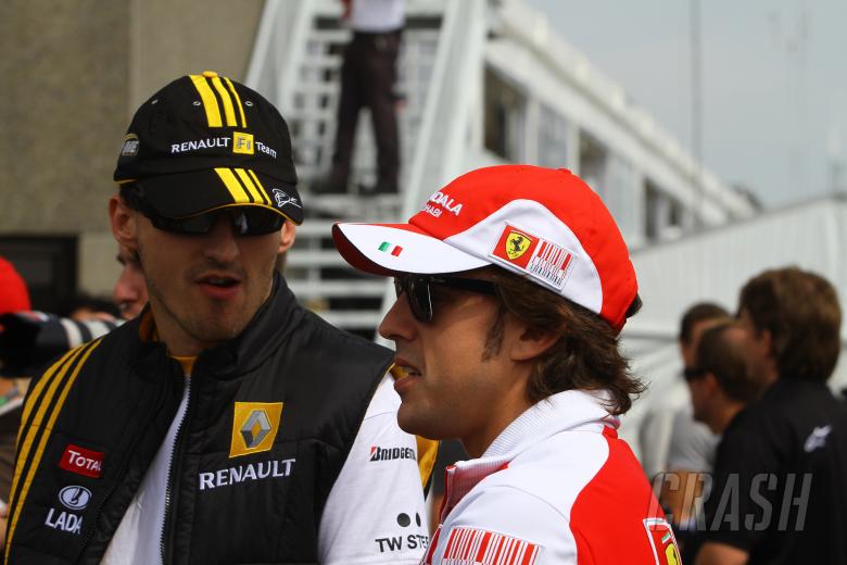 Sunday, Fernando Alonso (ESP), Scuderia Ferrari, F10 and Robert Kubica (POL), Renault F1 Team, R30
