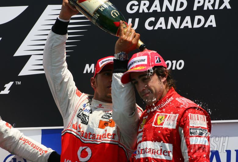 Race, Fernando Alonso (ESP), Scuderia Ferrari, F10 3rd position and Lewis Hamilton (GBR), McLaren M