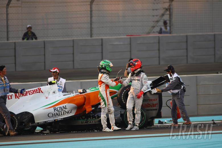 Race, Michael Schumacher (GER), Mercedes GP F1 Team, MGP W01 and Vitantonio Liuzzi (ITA), Force Ind
