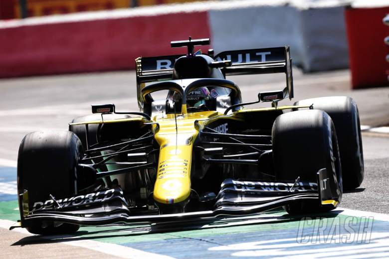 Renault breaks curfew as Ricciardo takes new F1 chassis